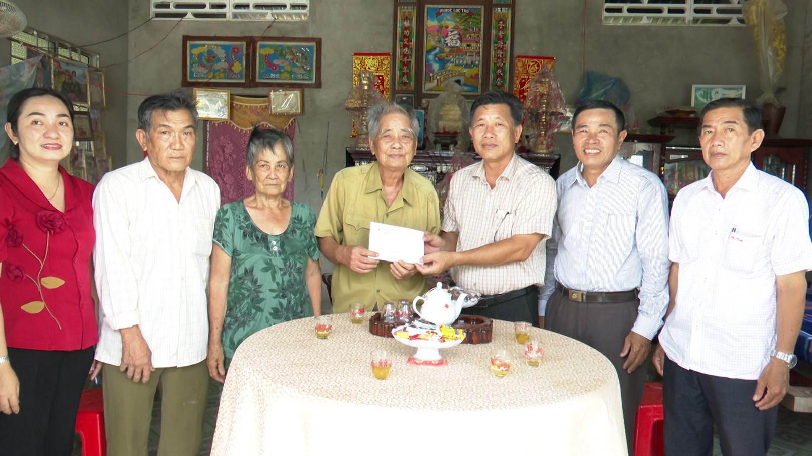 Lãnh đạo huyện Cai Lậy thăm gia đình chính sách tại xã Mỹ Thành Bắc
